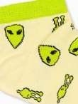 Skarpety męskie krótkie ze wzorem ufoludków - limonkowe V18 177U